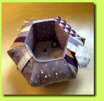 Hexagoncontainernadelkissen Annette Z.